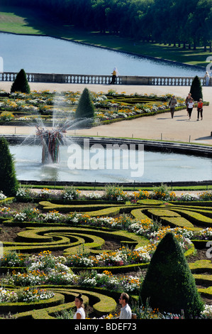 Parigi, Francia - i turisti che visitano il francese monumento, 'Chateau de Versailles', panoramica, paesaggio, Francese parco giardino fontana Foto Stock