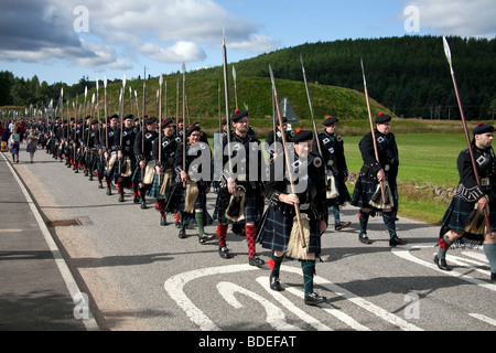 Lonach Scottish montanari   unico marzo del clansmen intorno Donside superiore, Scotland Regno Unito Foto Stock