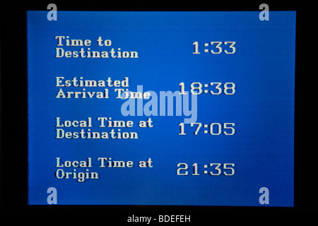 Aereo volo aereo monitor mostra ora di arrivo all aeroporto di destinazione e di origine aeroporto. Foto Stock