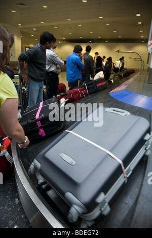 Bagagli bagagli giostra a cinghia - terminal sud - Aeroporto Internazionale di Gatwick. Regno Unito. Foto Stock