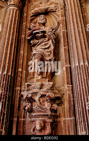 Spagna, San Giacomo: santo scolpito la figura di San Pietro alla porta dell'Iglesia di Santa Maria de Los Arcos Foto Stock