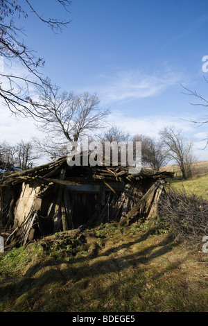 Un vecchio abbandonato casa, decaduto, Bulgaria Foto Stock