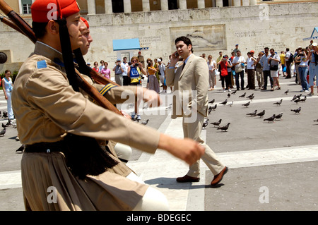 Evzonoi sfilando al monumento del milite ignoto Foto Stock