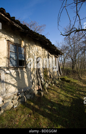 Un vecchio abbandonato casa, decaduto, Bulgaria Foto Stock