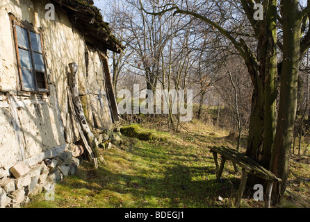 Un vecchio abbandonato casa, decaduto, Bulgaria Foto Stock