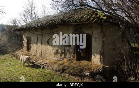 Un vecchio abbandonato casa, decaduto, Bulgaria Foto Stock