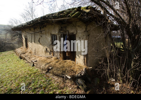 Un vecchio abbandonato casa, decaduto, Bulgaria Foto Stock