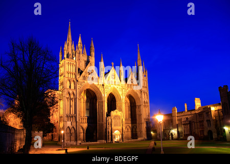 Crepuscolo paesaggio West in alzato frontale la città di Peterborough Cathedral Cambridgeshire County Inghilterra Gran Bretagna REGNO UNITO Foto Stock