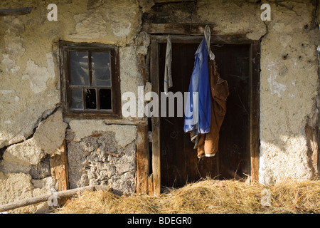 Un vecchio abbandonato casa, decaduto, panni appesi, Bulgaria Balcani Foto Stock