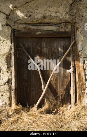 Una porta di abbandono di vecchia casa, decaduto, Bulgaria Balcani Foto Stock