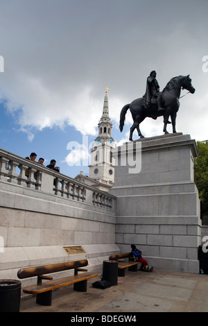 George IV statua su Trafalgar Square con St Martin sui campi campanile sullo sfondo, London, England, Regno Unito Foto Stock