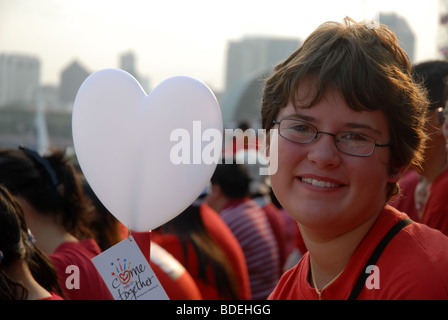 Bambino con cuore di luce e gli spettatori della Giornata Nazionale Parade celebrazioni, 9 agosto 2009, Singapore Foto Stock