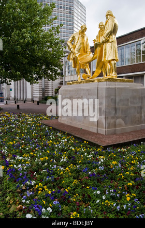 Un trio di grandi statue dorate dallo scultore W Bloye, inaugurato nel 1956, di Matthew Boulton (1728-1809), James Watt (1739-1813), e William Murdoch (1754-1839) su Broad Street, Birmingham, Inghilterra per i loro servizi all' industria in Birmingham. Foto Stock