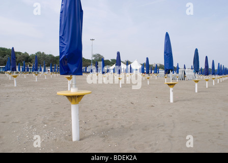 File di ombrelloni ripiegati a Venezia Lido - Italia Foto Stock