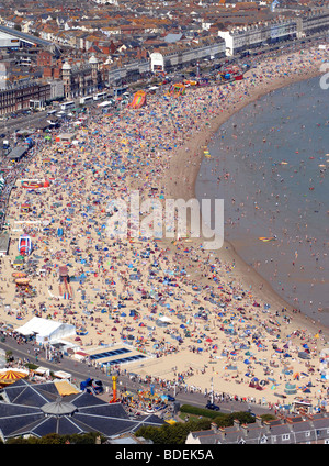 Spiaggia Spiaggia di Weymouth, vista aerea di turisti sulla spiaggia di Weymouth durante caldo nel Dorset, in Gran Bretagna, Regno Unito Foto Stock