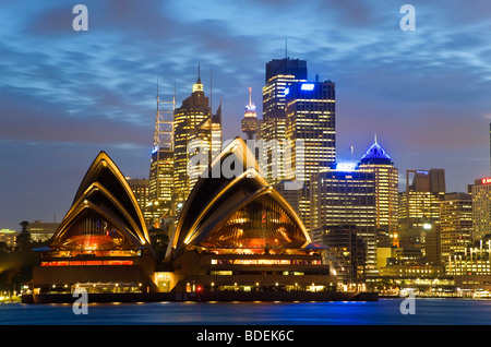 Australia, Sydney, vista sul porto di Sydney a Sydney Opera House & skyline al tramonto Foto Stock