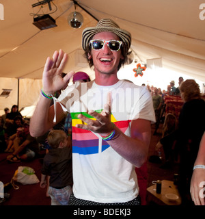 L'uomo battendo le mani e ridere, ascoltare la musica e l'atmosfera del Festival Square, Borth, luglio 2009. Foto Stock