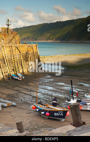 Il sole illumina la pesca barche nel porto vecchio a Clovelly sulla North Devon Coast UK Foto Stock