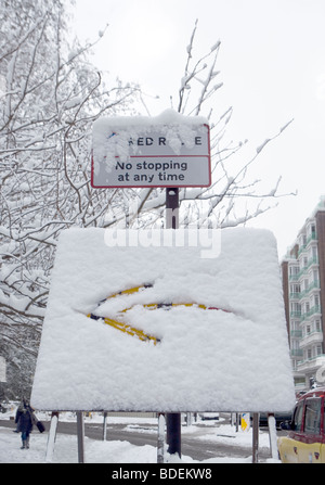 Modificato girare a sinistra segno dopo la nevicata, England, Regno Unito, Europa Foto Stock