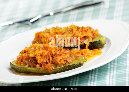 Zucchine ripiene in piastra bianca Foto Stock