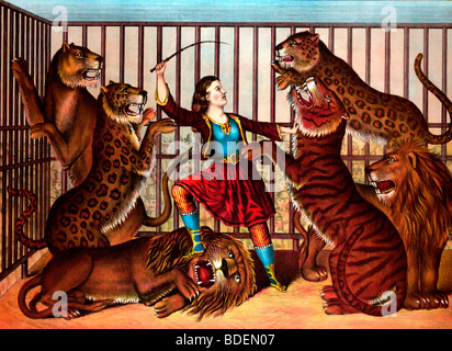 The Lion Queen - donna lion-tamer in una gabbia con numerosi leoni e tigri. Foto Stock