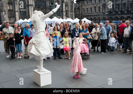 Gli artisti interpreti o esecutori della frangia in Royal Mile di Edimburgo durante il Festival Fringe Foto Stock