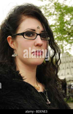 Dark lady in posa a 2009 Fiera Fantasy Haarzuilens Europa Paesi Bassi Foto Stock