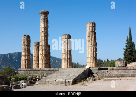 Il Tempio di Apollo a Delfi, visto da nord-est. Foto Stock