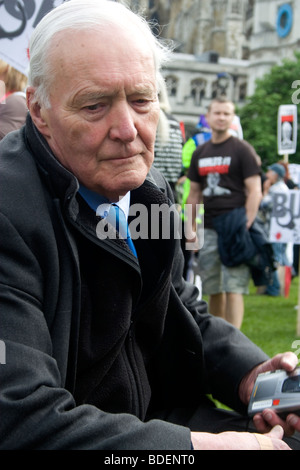 Tony Benn a Londra anti-Bush protesta Foto Stock