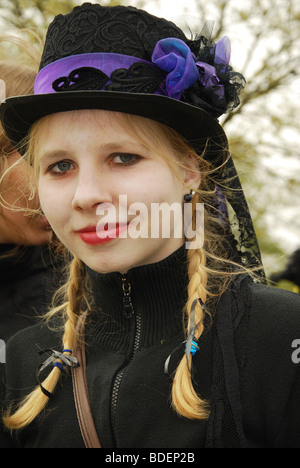 Goth donna in posa a 2009 Fiera Fantasy Haarzuilens Europa Paesi Bassi Foto Stock