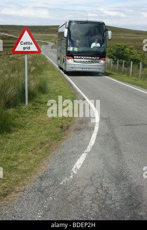 Pullman grande sul telecomando via unica strada sulla penisola di Trotternish, Isola di Skye in Scozia Foto Stock