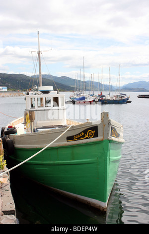 La pesca in barca ormeggiata presso la banchina del porto di Kyleakin , Isola di Skye, Scozia occidentale Foto Stock