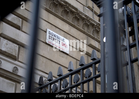 Una vista di Downing Street attraverso i cancelli di sicurezza. Foto Stock