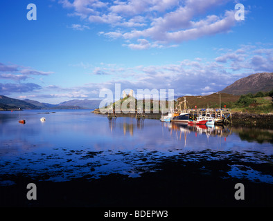 Bellissima vista sul castello di calotta a Kyleakin sull'Isola di Skye Foto Stock