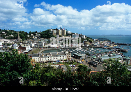 Vista di Torquay guardando attraverso il porto verso la collina a palette Foto Stock