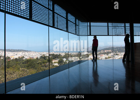 La vista dal ponte di osservazione sul Hamon torre del Museo de Young nel Golden Gate Park di San Francisco in California US Foto Stock