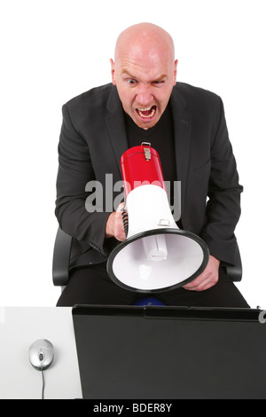 Testa calva uomo urlando al notebook con il megafono Foto Stock