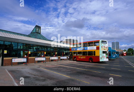 Gli autobus e i passeggeri a Leeds City stazione degli autobus Yorkshire Regno Unito Foto Stock