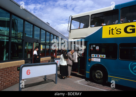 Autobus e i passeggeri a Leeds City stazione degli autobus Yorkshire Regno Unito Foto Stock