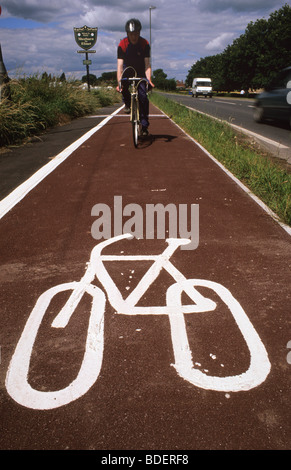 Ciclista equitazione sulla pista ciclabile nel villaggio di South Milford leeds Yorkshire Regno Unito Foto Stock