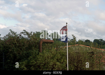 La Ulster Banner e bandiera scozzese di Glasgow, Scozia. Foto Stock