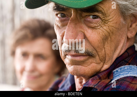 Close-up di senior uomo che indossa cappuccio verde Foto Stock