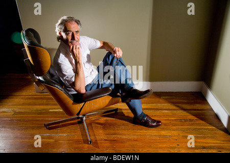 Riflessivo senior uomo seduto in poltrona Foto Stock