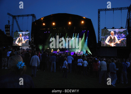 Stadio e schermi video al festival di Glastonbury 2009, con Status Quo sul palco Foto Stock