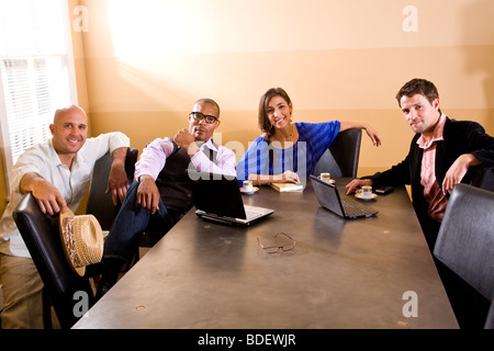 Gruppo di multi-etnico ai colleghi di prendere pausa caffè Foto Stock