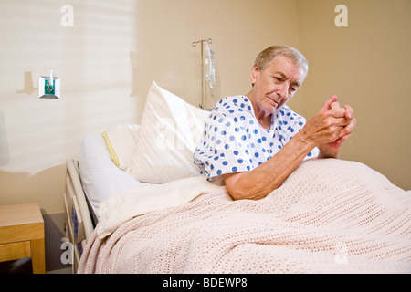 Donna anziana nel letto di ospedale Foto Stock