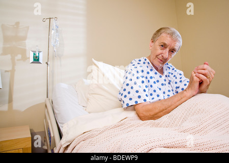 Donna anziana nel letto di ospedale Foto Stock