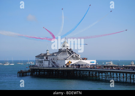 Le frecce rosse acrobazia team display su Eastbourne Pier a Airbourne 2009, Inghilterra, Regno Unito Foto Stock