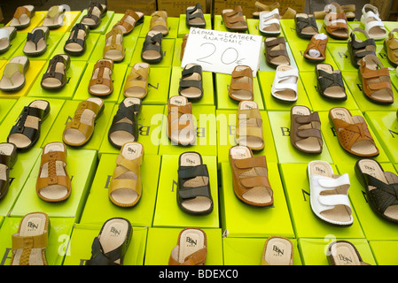 Womens sandali di cuoio per la vendita sul mercato di Rethymnon in stallo Foto Stock