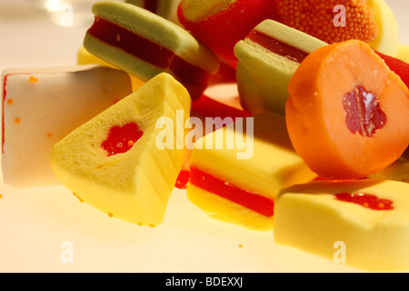 Colorato assortimento di fruttato allsort dolci su sfondo bianco Foto Stock